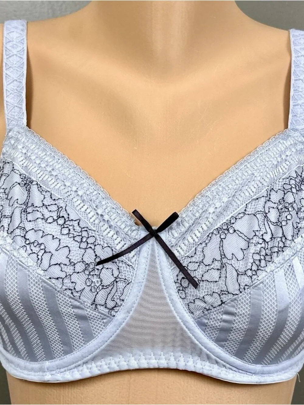 Classic Lace Underwire Bra in Light Blue